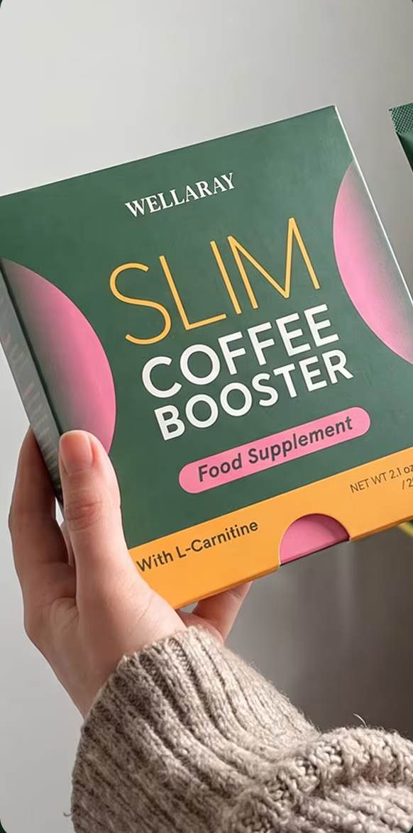 Main tenant une boîte de Wellaray Slim Coffee Booster